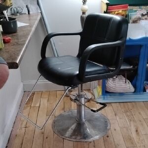 Professional Black Salon Chair